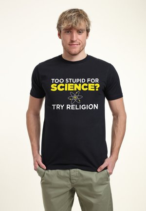 Czarny bawełniany t-shirt z żółtym i białym napisem: "ZA GŁUPI NA NAUKĘ? SPRÓBUJ RELIGII" z grafiką atomu na środku.