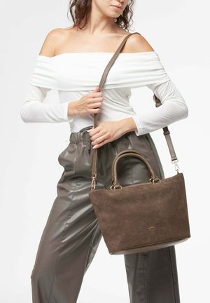 Borsa in suede marrone con doppi manici e tracolla staccabile. Presenta un design strutturato e una texture liscia.