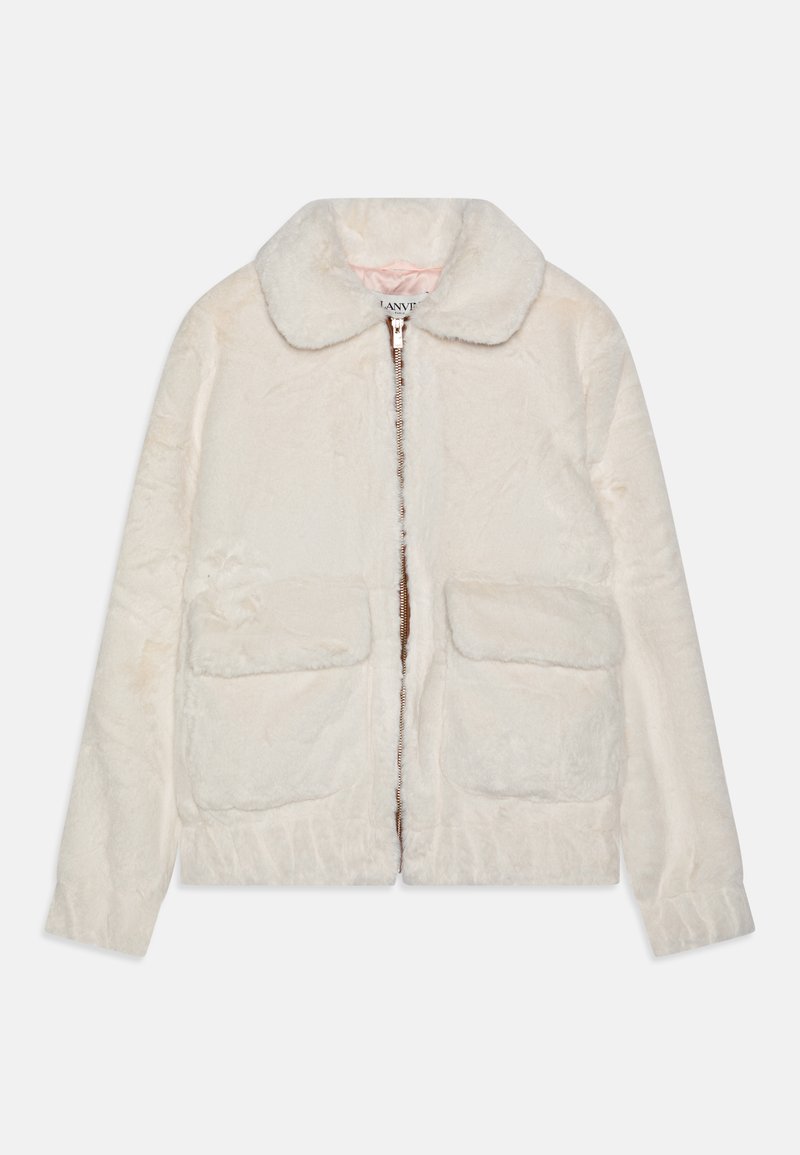 Veste en fausse fourrure blanche avec une fermeture éclair, un col arrondi, deux poches avant et un ourlet élastiqué. Texture douce et design léger.