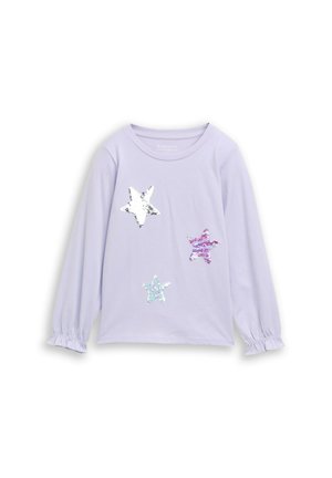 Lila T-shirt met lange mouwen en drie paillettenstervormen in wit, roze en blauw aan de voorkant, met gerimpelde manchetten aan de mouwen.