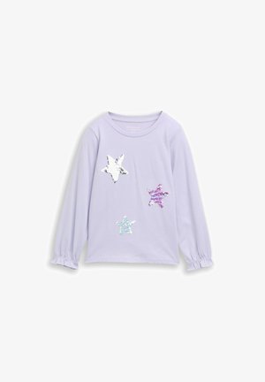 Lila T-shirt met lange mouwen en drie paillettenstervormen in wit, roze en blauw aan de voorkant, met gerimpelde manchetten aan de mouwen.