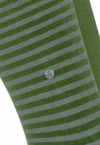 Grün und hellgrau gestreifte Socken mit einer dezenten Textur und einem runden Metalllogo-Akzent an der Seite.