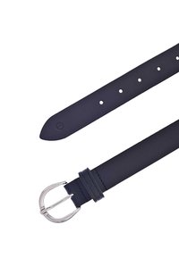 Cintura in pelle blu navy con fibbia in metallo argentato e numerosi fori per la regolazione su sfondo bianco.