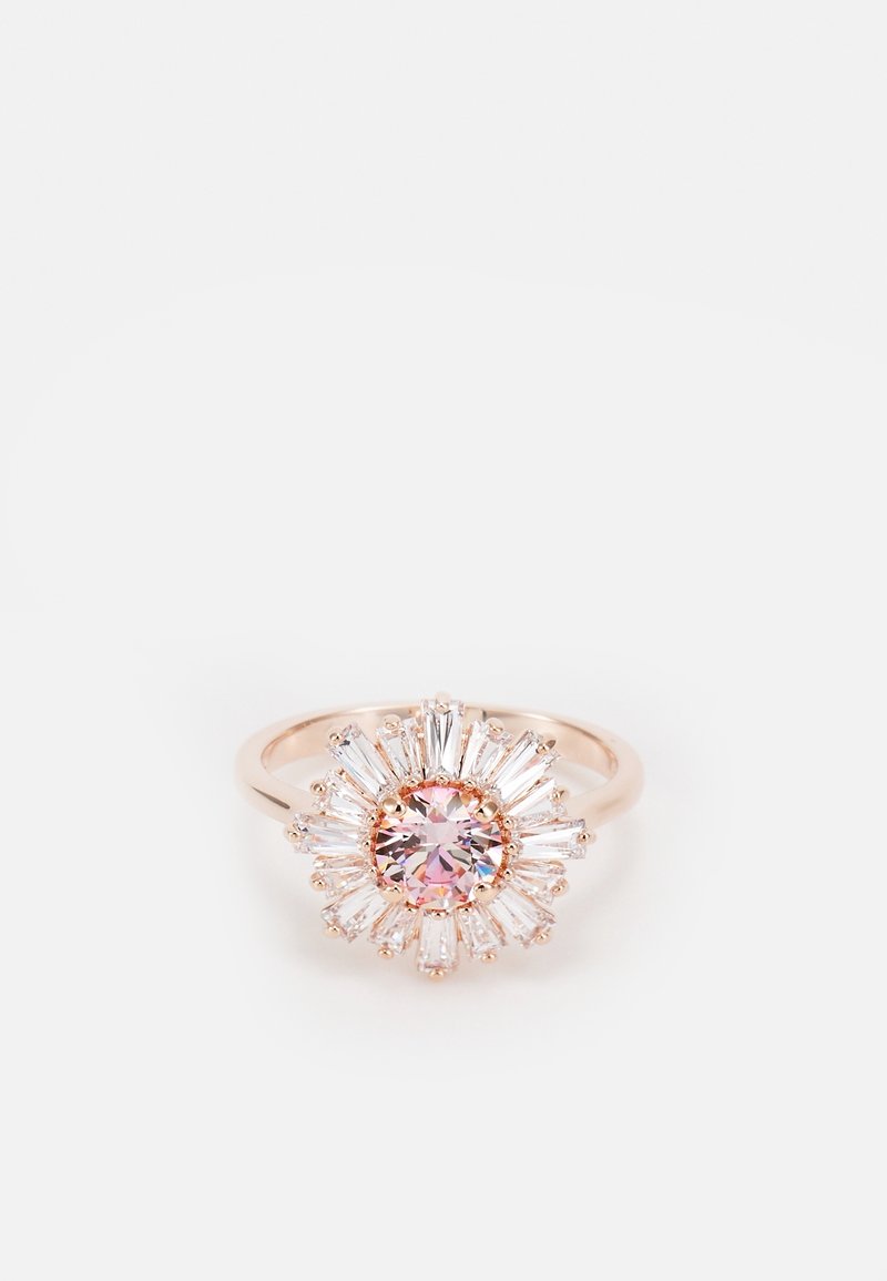 Bague en or rose avec une pierre précieuse ronde rose au centre, entourée de pierres claires taillées en baguette rayonnantes, dans un motif en rayons de soleil.