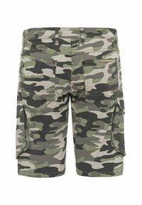 Tarnfarbene Cargo-Shorts mit einer Mischung aus grünen, grauen und schwarzen Mustern. Merkmale sind Taschen auf der Rückseite und an den Seiten sowie eine strapazierfähige Stofftextur.