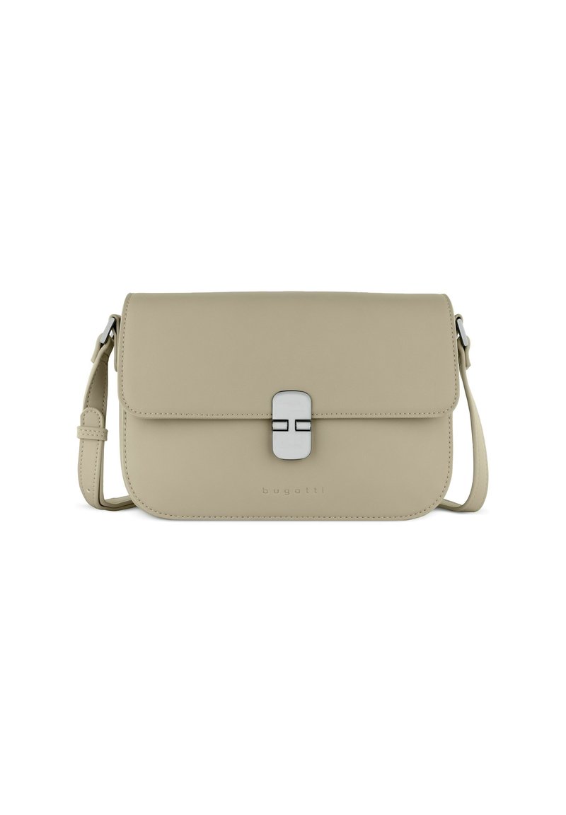 Bolso cruzado de piel beige con cierre de solapa magnético, herrajes de color plateado y correa ajustable. Diseño minimalista con un branding sutil.