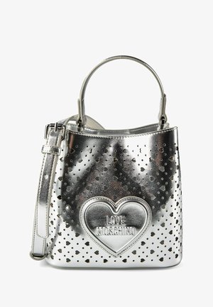 Borsa a mano in metallo argentato con ritagli a forma di cuore e "LOVE MOSCHINO" impresso all'interno di un cuore centrale, con manico superiore e tracolla removibile.
