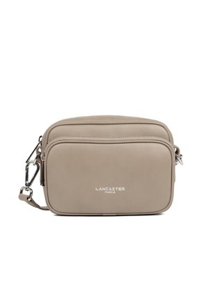 Borsa a tracolla in pelle beige con forma rettangolare, doppie tasche con zip, hardware in argento e logo impresso sulla parte anteriore.