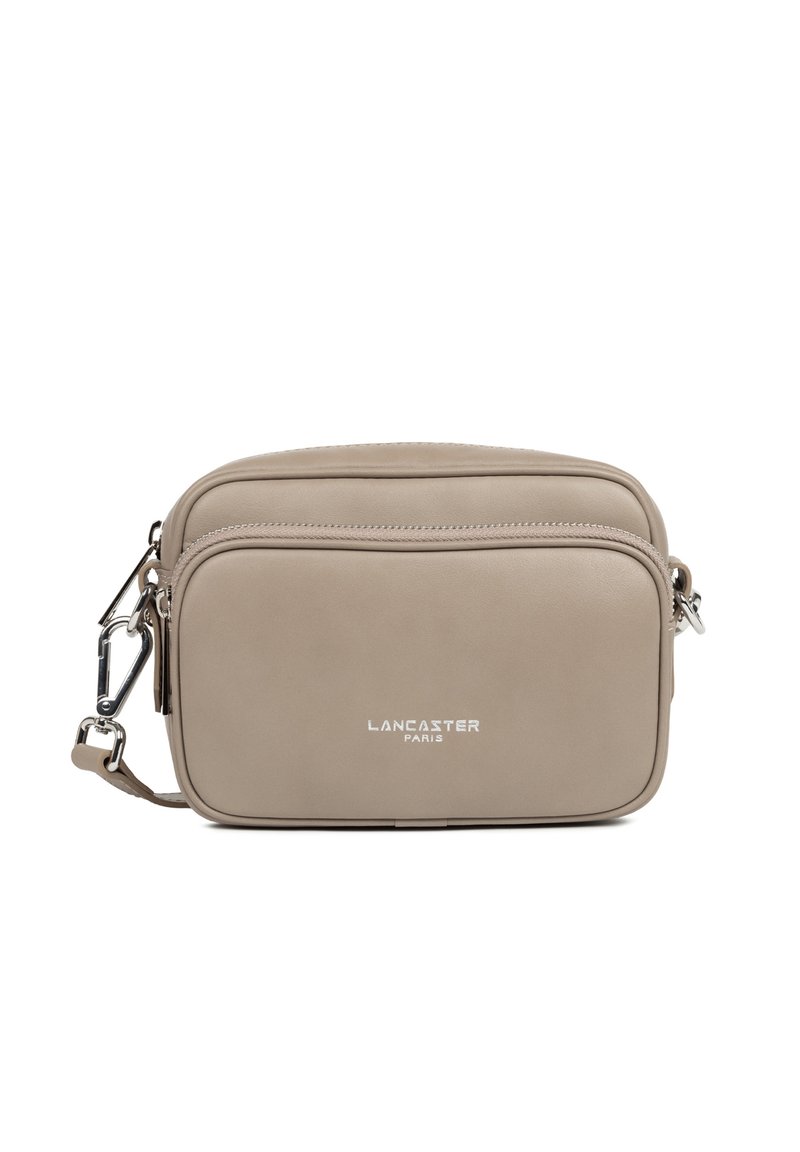 Borsa a tracolla in pelle beige con forma rettangolare, doppie tasche con zip, hardware in argento e logo impresso sulla parte anteriore.