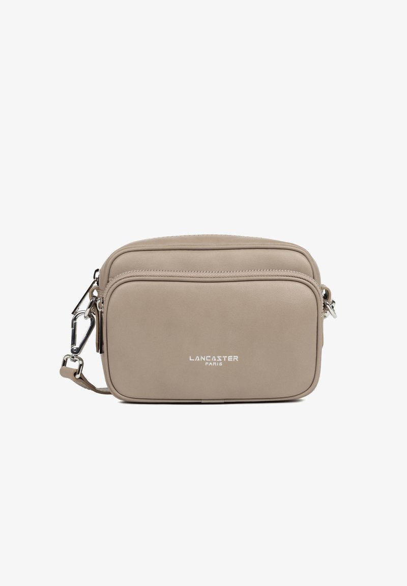Borsa a tracolla in pelle beige con forma rettangolare, doppie tasche con zip, hardware in argento e logo impresso sulla parte anteriore.