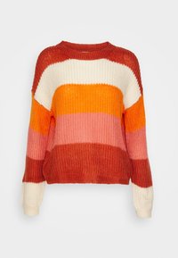 Dikke gebreide trui met horizontale kleurvlakken in roest, crème, oranje en roze, met lange mouwen en een ronde halslijn.
