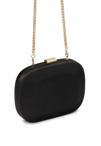 Čierna pevná kabelka typu clutch s hladkým povrchom, zlatým reťazovým popruhom a zlatým uzáverom. Oválny tvar s zaoblenými okrajmi.
