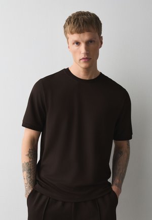 Next, REGULAR FIT - TEXTURED T-SHIRT  . - T-shirt basic - brown