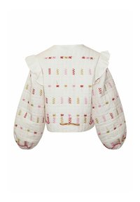 Biała pikowana kurtka z bufkami na rękawach, falbankami na ramionach oraz wielokolorowymi haftowanymi wzorami w kształcie kwadratów i gwiazd.