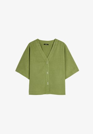 Zielona bluzka z krótkim rękawem, wykonana z miękkiego materiału, z dekoltem w kształcie litery V, z przodem zapinanym na guziki oraz luźnym, swobodnym krojem. Gładka faktura bez wzorów.