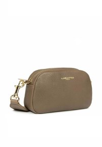 Borsa a tracolla in pelle marrone con finitura texturizzata, zip dorata e logo dorato. Presenta una tracolla staccabile e una forma arrotondata.