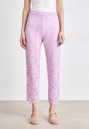 Pantalons en dentelle de couleur rose clair, avec un motif floral et une coupe courte. Ourlet ondulé et taille élastique. Surface texturée.