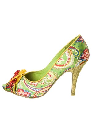 Zielony sandał na wysokim obcasie z odkrytymi palcami. Wzór kwiatowo-paisley, żółte i czerwone akcenty, teksturowany złoty obcas oraz gładka wewnętrzna podszewka.
