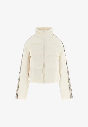 Chaqueta puffer crema con cuello alto, cremallera frontal y detalles a lo largo de las mangas con acentos negros estampados.