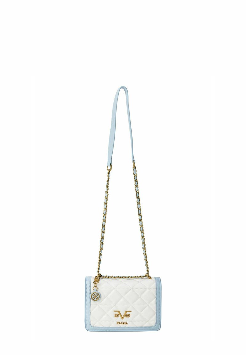 Gequilted witte leren handtas met lichtblauwe accenten, gouden hardware en een kettingriem. Bevat een logo en een charm-detail.