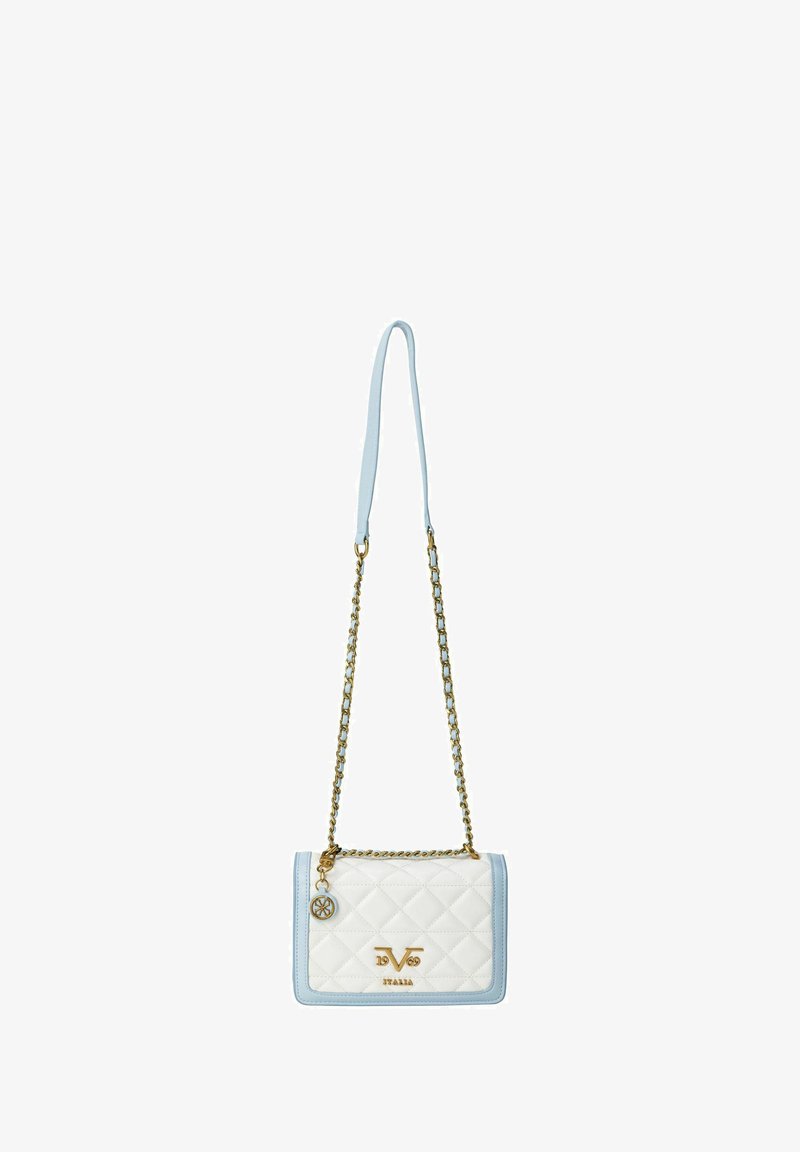 Gequilted witte leren handtas met lichtblauwe accenten, gouden hardware en een kettingriem. Bevat een logo en een charm-detail.