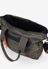 Bolsa tote de nylon gris con detalles en negro y naranja, que cuenta con dos asas, un cierre de cremallera y un interior abierto con un bolsillo.