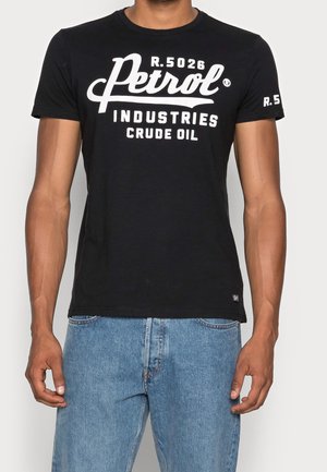 Schwarzes Baumwoll-T-Shirt mit weißem Aufdruck "Petrol INDUSTRIES CRUDE OIL" auf der Vorderseite. Rundhalsausschnitt, kurze Ärmel, lässige Passform.