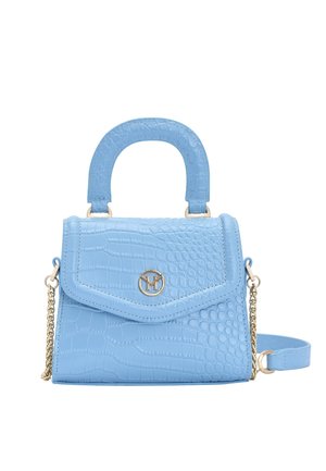 Petit sac à main bleu clair avec texture embossée crocodile, poignée supérieure, bandoulière chaîne dorée et logo circulaire doré sur le rabat avant.