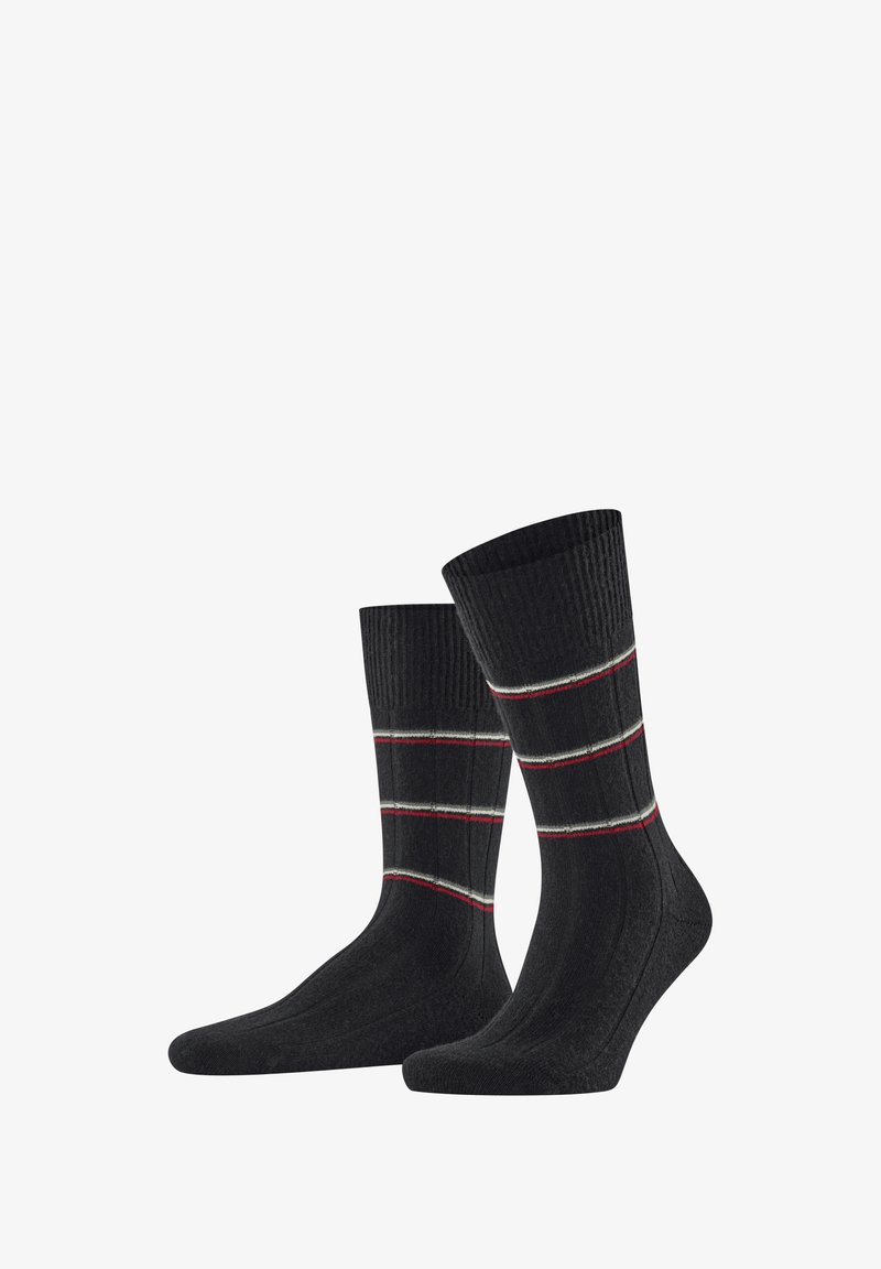 Calcetines negros con textura acanalada, que presentan tres franjas horizontales en rojo y blanco. Longitud estándar con refuerzo en el talón y la puntera.