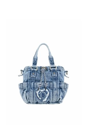 Sac à main en denim bleu avec deux anses, cordon tressé à l'avant et patch décoratif avec la lettre "D" sur fond blanc.