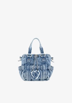 Sac à main en denim bleu avec deux anses, cordon tressé à l'avant et patch décoratif avec la lettre "D" sur fond blanc.