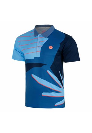 Polo a maniche corte con sfumature di blu, strisce orizzontali rosse, forme astratte blu scuro e azzurro, e un piccolo logo circolare rosso sul petto.