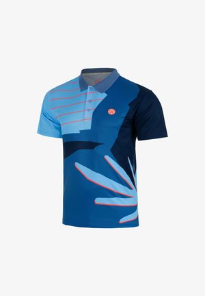 Polo a maniche corte con sfumature di blu, strisce orizzontali rosse, forme astratte blu scuro e azzurro, e un piccolo logo circolare rosso sul petto.