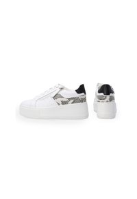 Weiße Sneakers mit einer erhöhten, strukturierten Sohle. Verfügt über einen schwarzen Fersenakzent und ein Schlangenleder-Design an der Seite. Schnürsenkel und Reißverschluss vorne.