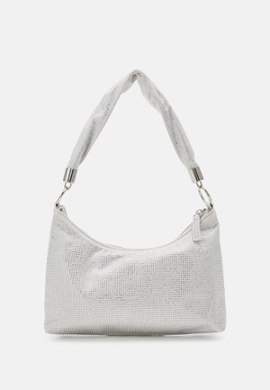 Weiße Schultertasche mit kleinen funkelnden Nieten, gewölbtem Reißverschluss oben und dickem Einzelschulterriemen, der durch Metallringe befestigt ist.