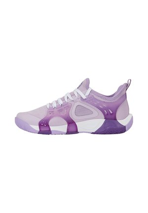 Chaussure de sport violet clair avec lacets blancs, dessus en mesh respirant et semelle flexible violette plus foncée ainsi que des supports latéraux.