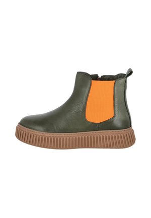 Botín verde de cuero con suela gruesa marrón estriada y panel lateral elástico de color naranja brillante, tira para tirar en el talón y cremallera lateral.