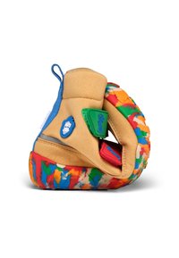 Chaussure beige pliée avec semelle éclaboussée de peinture multicolore et brides velcro colorées avec des patchs bleus et verts.