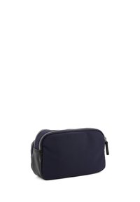 L'astuccio cosmetico blu navy con chiusura a cerniera, è realizzato in morbido tessuto ed è impreziosito da un fondo nero, con una forma rettangolare.