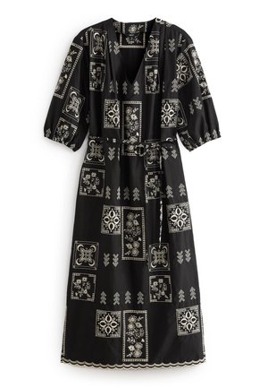 Zwarte jurk met witte bloemen- en geometrische patronen. V-hals, korte pofmouwen, getailleerde taille met een riem en een gerande zoom.