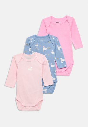 Drei langärmelige Baby-Bodys: einer hellrosa mit Entenmotiv, einer hellblau mit Schwanmustern und einer einfarbig pink. Weicher Baumwollstoff.