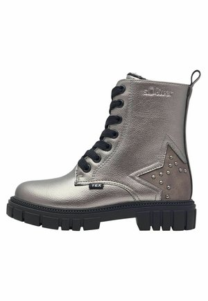 Botín gris metálico con cordones negros, cuero texturizado, suela gruesa negra y diseño de estrellas con tachuelas en el lado.