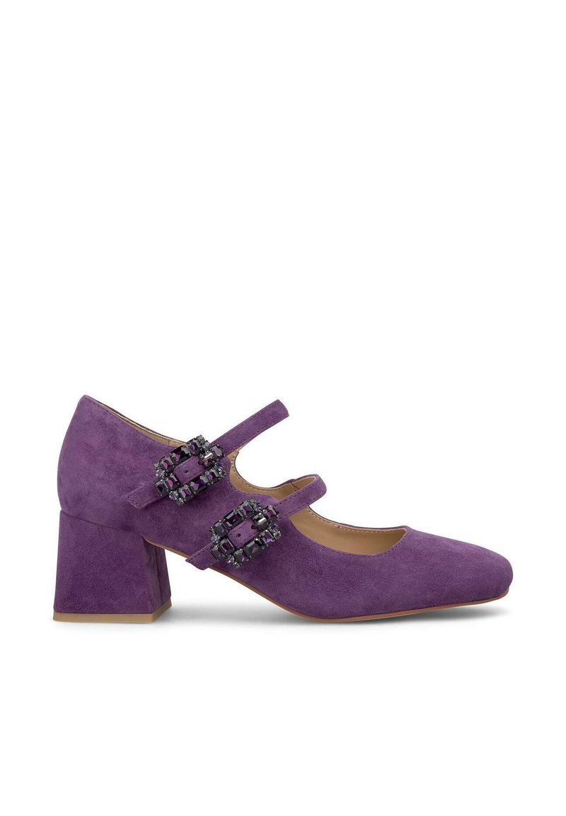Chaussures Mary Jane en daim violet avec un talon bloc, dotées de deux boucles ornées de décorations sombres. Bout arrondi et brides réglables.