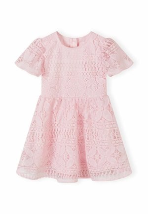 Robe rose pour tout-petit avec manches courtes bouffantes et superposition de dentelle florale, avec un col rond et une jupe évasée.