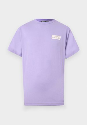Levandulové tričko s krátkým rukávem a kulatým výstřihem s logem "Versace Jeans Couture" na levé horní části hrudi.