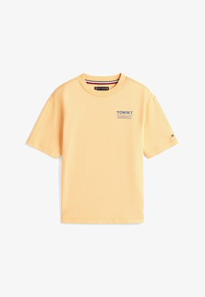 Lyseorange T-shirt med korte ærmer med teksten "TOMMY Athletic Dept Basketball" på venstre bryst og lille flaglogo på venstre ærme.