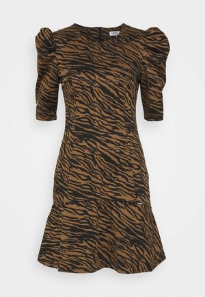 Robe à motifs zèbre marron et noir, avec des manches courtes bouffantes, un corsage ajusté et une jupe évasée. Elle possède une fermeture éclair au dos.