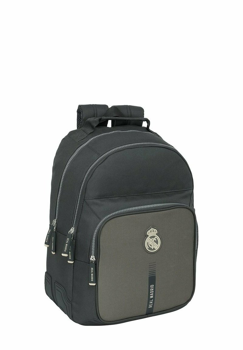 Zaino nero con accenti grigi, caratterizzato da un emblema prominente, doppie tasche con zip e spallacci imbottiti per il comfort.