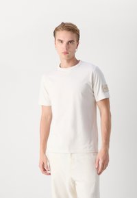 Calvin Klein Jeans BADGE REGULAR TEE - Pamata T-krekls - ivory