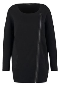 Haut noir à manches longues avec encolure dégagée, tissu texturé, fermeture éclair asymétrique à l'avant et détail de poche latérale.